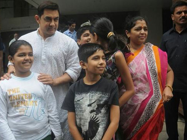 Aamir With His Fans