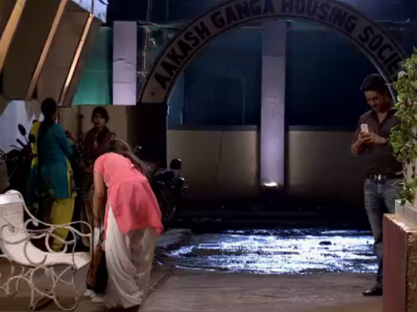 Sarika's Dupatta Gets Stuck