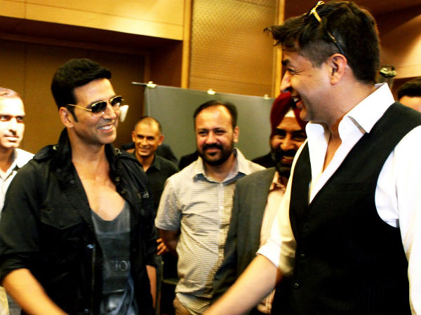 Akshay Shaking Hands With Rajat Bedi