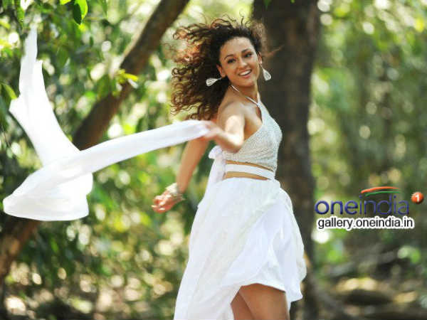 Haarika Rao ‏@RjHaarika