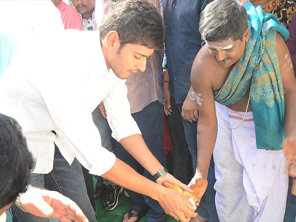 Mahesh Babu Offers Coconut To God