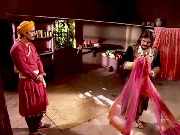 Akbar Sees The Clothes