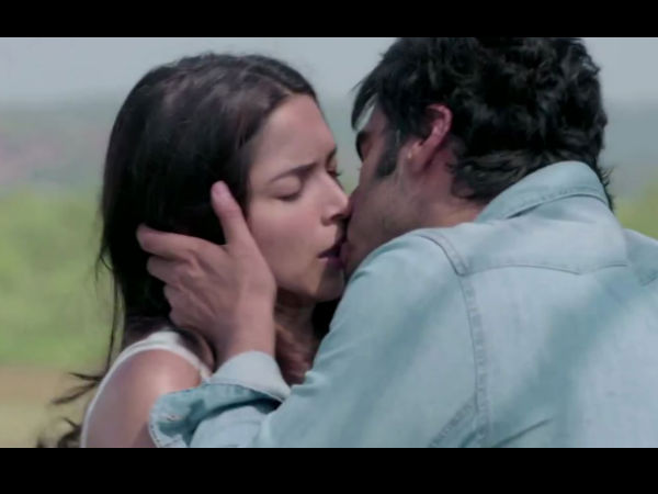 Arjun Kisses Deepika