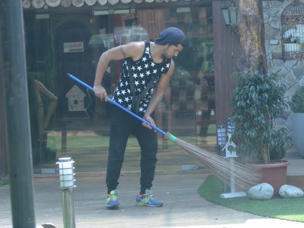 Bigg Boss 8: Atyachaar On Hands Of Wildcard/Captain Ali!
