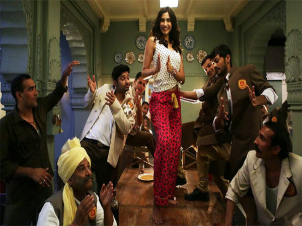 'Engine Ki Seeti Mein Maro Bum Dole' From Khoobsurat