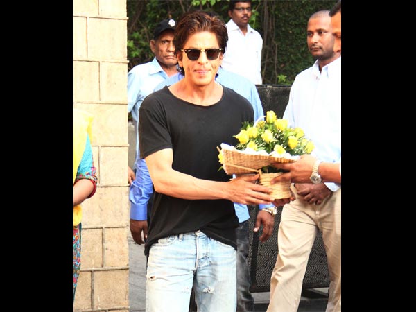 Fan Presents Bouquet 