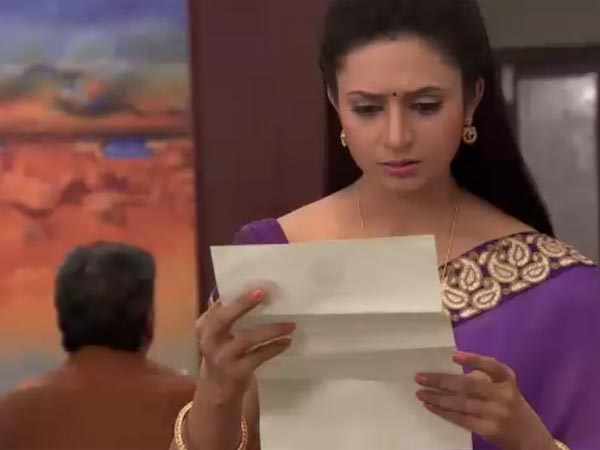 Yeh Hai Mohabbetain: Ishita Shattered After Seeing Court Paper! Yeh Hai Mohabbetain: Ishita Shattered After Seeing Court Paper!
