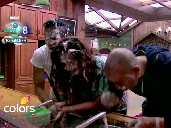 Bigg Boss 8's Upen Patel Gets Possessive Of Karishma Tanna! 