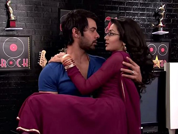 Kumkum Bhagya: Abhi Introduces Pragya As His Ladylove! Kumkum Bhagya: Abhi Introduces Pragya As His Ladylove!