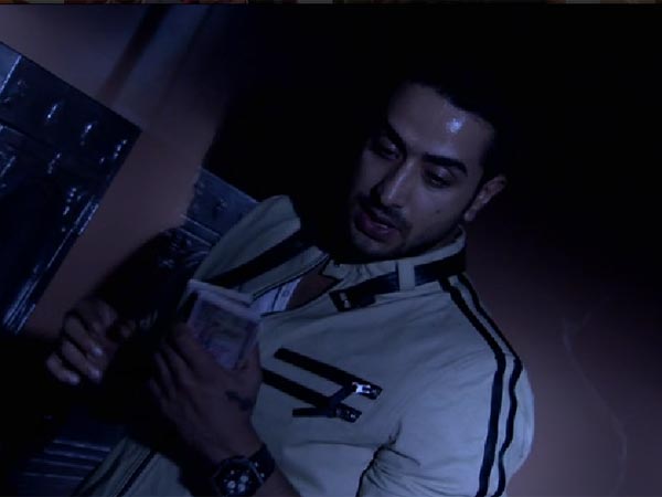 Yeh Hai Mohabbetein: Romi Steals Money From Raman’s Office Yeh Hai Mohabbetein: Romi Steals Money From Raman’s Office