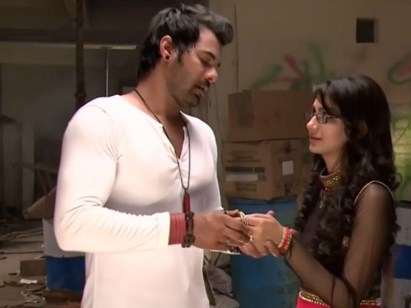 Abhi Gives Bangle