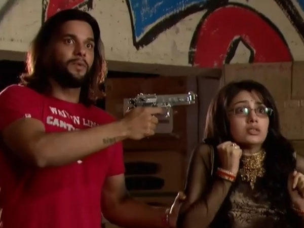 Pragya Held By Neel's Man