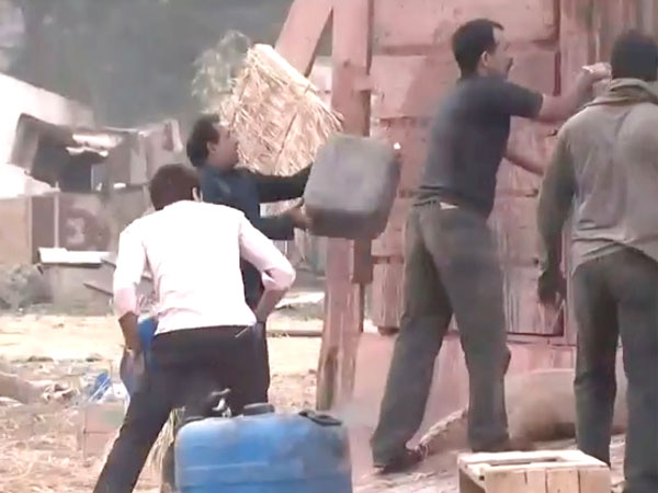 Kidnappers Adding Fuel Kidnappers Adding Fuel