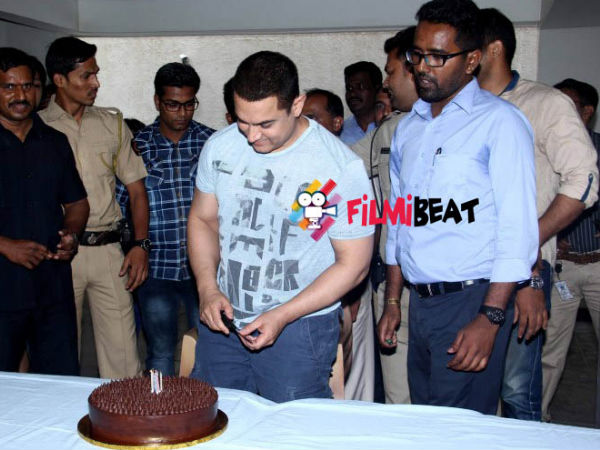 Aamir Khan Cuts Cake