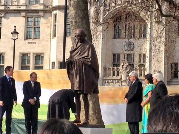 Amitabh Touching Gandhi's Feet Amitabh Touching Gandhi's Feet