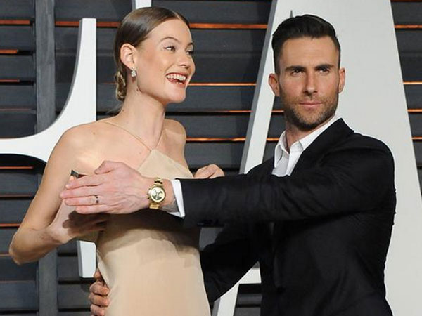  Behati Prinsloo Suffers Wardrobe Malfunction