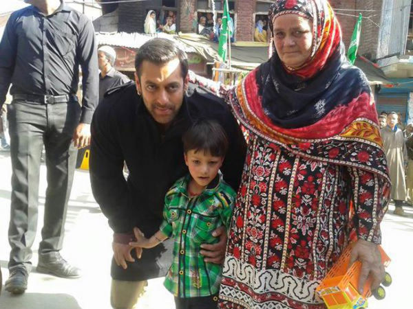 Salman With His Little Fan