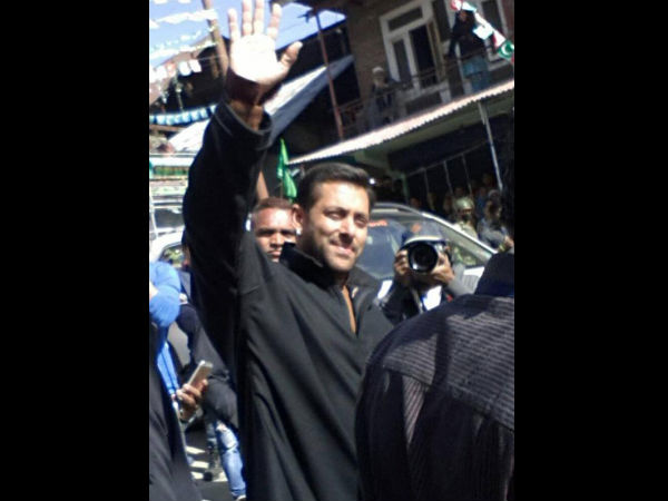 Salman Addressing His Fans
