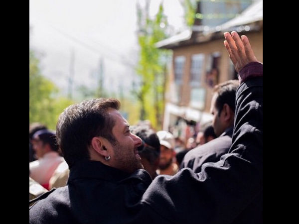 Salman With Fans Salman With Fans