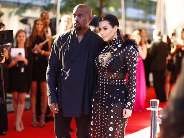 Pregnant Kim Kardashian Flaunts Little Baby Bump At Red Carpet Pregnant Kim Kardashian Flaunts Little Baby Bump At Red Carpet