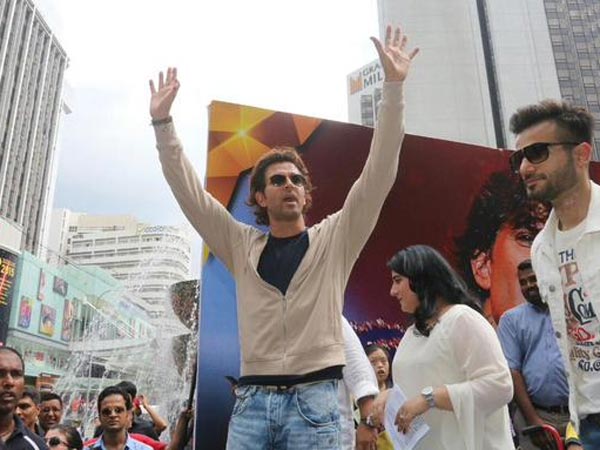 Hrithik Talking To Fans