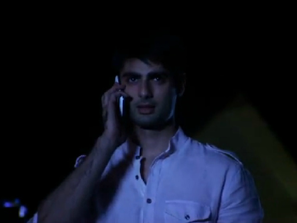 Swaragini: Ragini Kidnapped; Sanskar Asks Lakshya To Kiss Swara!