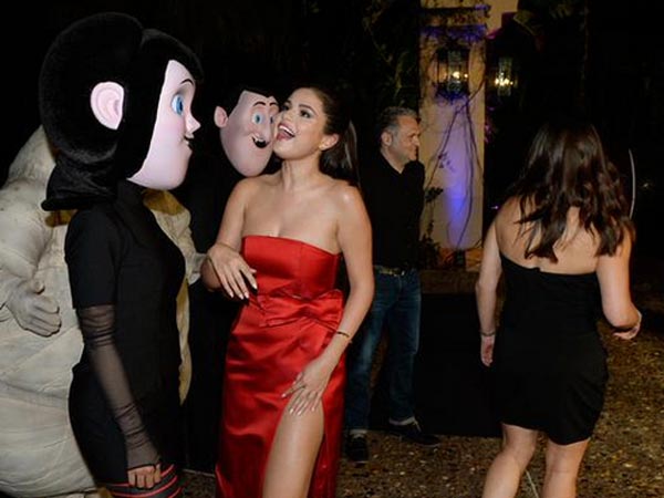 Selena Gomez's Red Hot Look At Hotel Transylvania 2 Photo Call