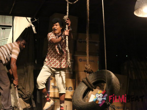Vadivelu Performing A Stunt