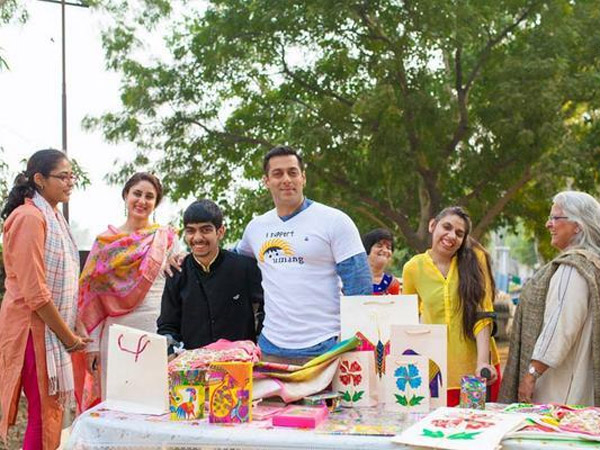 Salman With Fans Salman With Fans