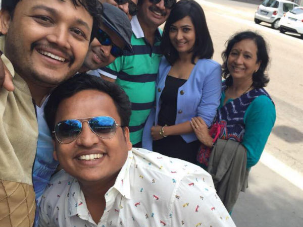 SELFIE MOMENT: Ganesh, Radhika Pandit And Prashanth Raj From The Sets Of 'Zoom' SELFIE MOMENT: Ganesh, Radhika Pandit And Prashanth Raj From The Sets Of 'Zoom'