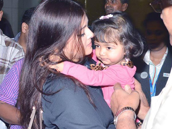 Aaradhya With Mom