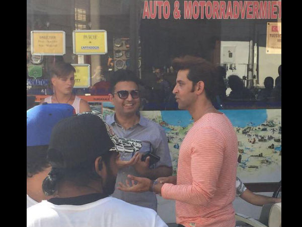Hrithik Roshan Surrounded With Fans 
