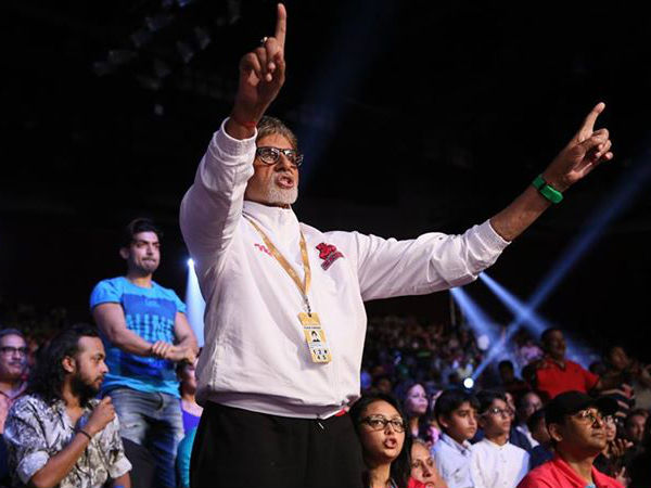 Amitabh Bachchan Cheering Team