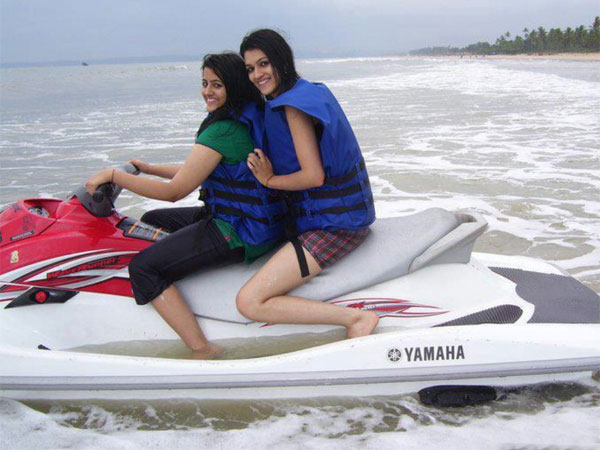  Kriti Sanon With Her Sister 