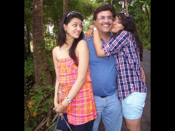 Kriti Sanon With Her Dad And Sis