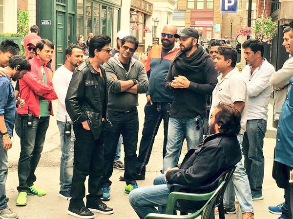 Shahrukh Having Discussion With Dilwale Team 