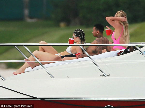 Kylie Jenner's 18th Birthday Party Continues In Bikini on Mexico Beach! Kylie Jenner's 18th Birthday Party Continues In Bikini on Mexico Beach!