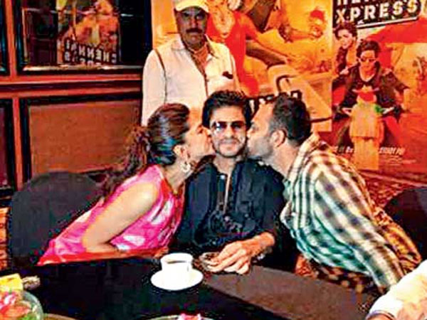 Deepika-Rohit Kissing SRK 