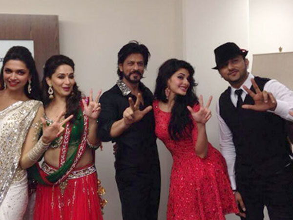 Jacqueline's Cute Pose With SRK 