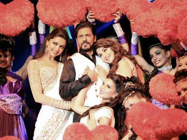 SRK Flanked By Divas