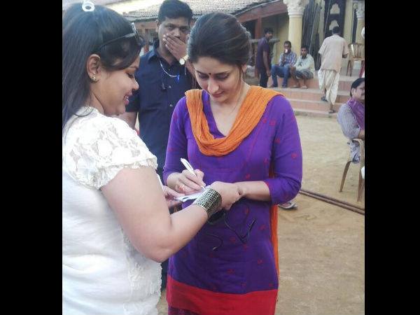 Bebo Giving Autograph To Her Fan