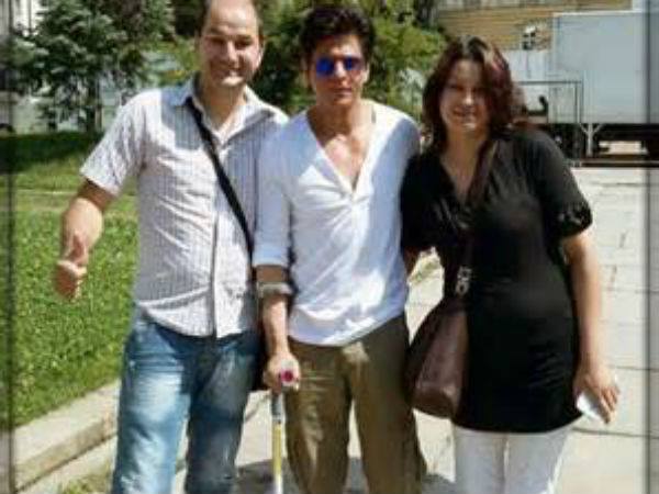 Shahrukh With His Fans 