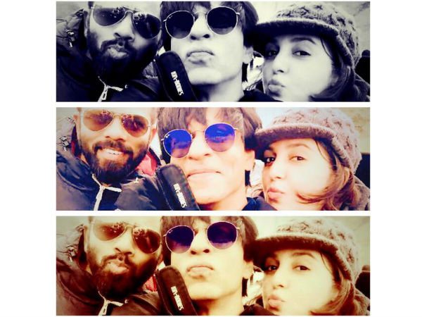 Shahrukh Khan Taking Selfie Shahrukh Khan Taking Selfie