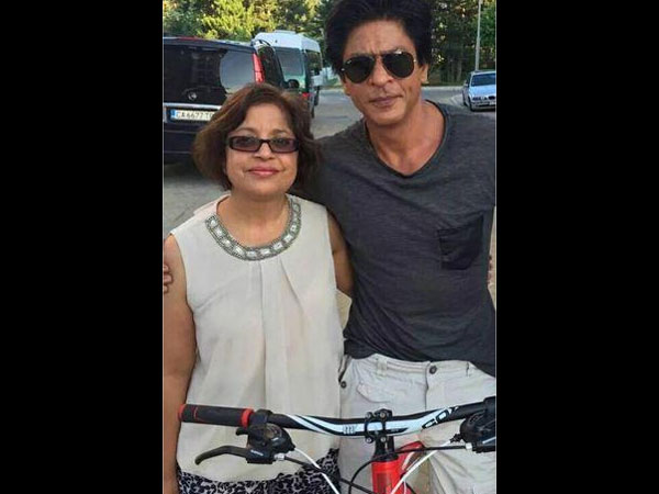 Shahrukh Khan With A Lady Fan 