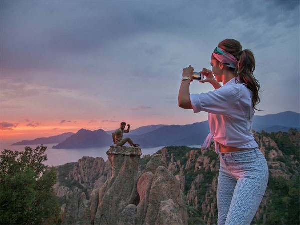 Deepika Taking A Picture Of Ranbir 