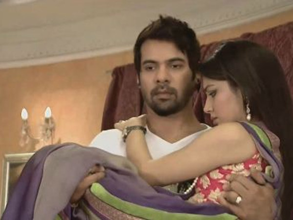 Abhi Lifts Pragya