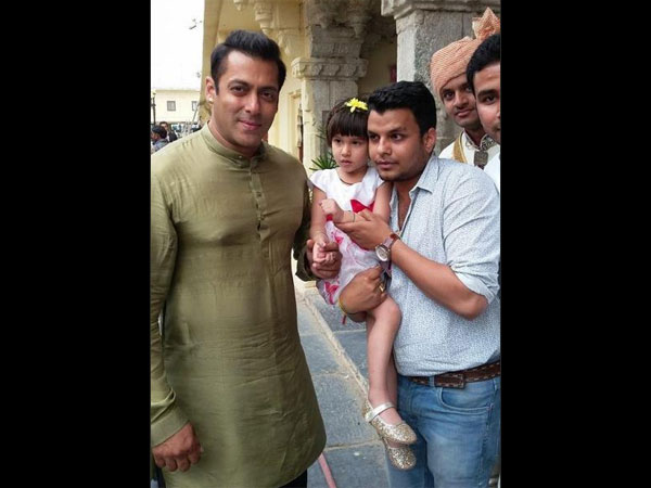 Salman With Fans Salman With Fans