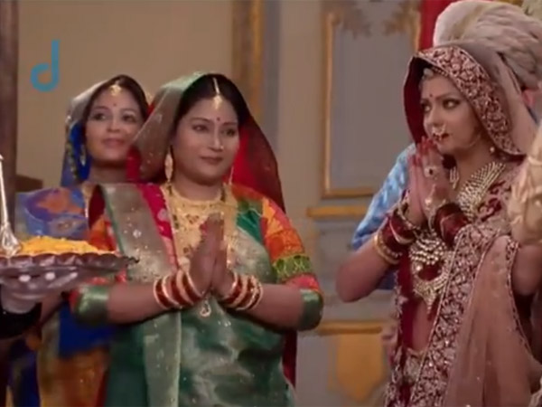 Gayatri And Family Arrive At The Palace