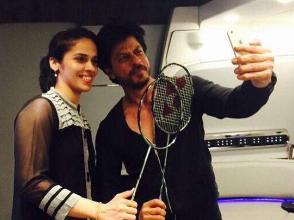 Shahrukh Taking Selfie With Saina Shahrukh Taking Selfie With Saina