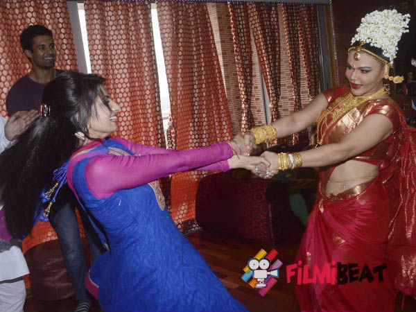 Dancing With Kilos Of Gajra